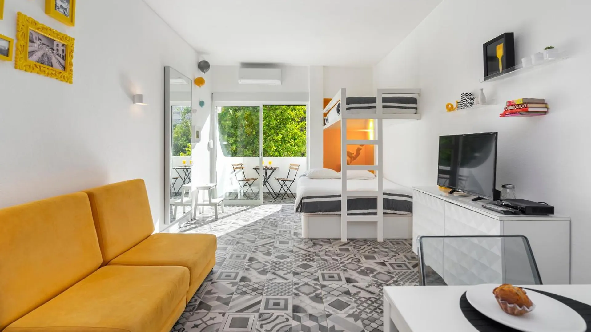 Warm Yellow Albufeira Apartment
